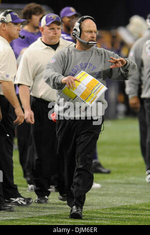 19. September 2010 - Minneapolis, Minnesota, Vereinigte Staaten von Amerika - Minnesota Vikings Head Coach Brad Childress an der Seitenlinie im 4. Quartal gegen die Miami Dolphins.  Die Delphine besiegte die Wikinger 14-10 im Mall of America Field. (Kredit-Bild: © Marilyn Indahl/Southcreek Global/ZUMApress.com) Stockfoto
