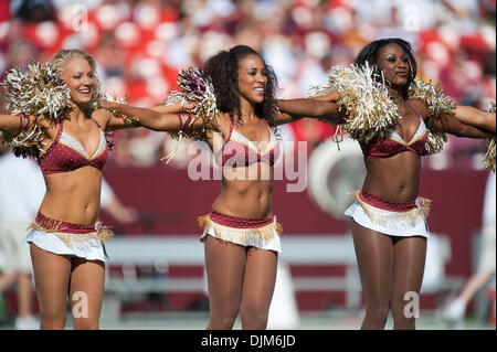 Sept. 19, 2010 - Landover, Maryland, Vereinigte Staaten von Amerika - Washington Redskins Cheerleader beim NFL-Spiel bei FedEx Field. (Kredit-Bild: © Roland Pintilie/Southcreek Global/ZUMApress.com) Stockfoto