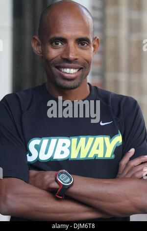 20. September 2010 - Manhattan, New York, USA - 2009 US-ING Marathon Läufer Sieger MEB KEFLEZIGHI Subway Sandwich-Enthusiasten Jared Fogle während Trainging für den 7. November Marathontag gesellt. (Bild Kredit: Mariela Lombard/ZUMApress.com ©) Stockfoto