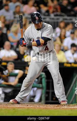 21. September 2010 - Pittsburgh, PENNSYLVANNIA, Vereinigte Staaten von Amerika - St. Louis Cardinals Catcher YADIER MOLINA (4) nimmt einen Streik im sechsten Inning, als die Piraten die Kardinäle im PNC Park in Pittsburgh, PA übernehmen.... Piraten schlagen die Kardinäle 5-2. (Kredit-Bild: © Dean Beattie/Southcreek Global/ZUMApress.com) Stockfoto