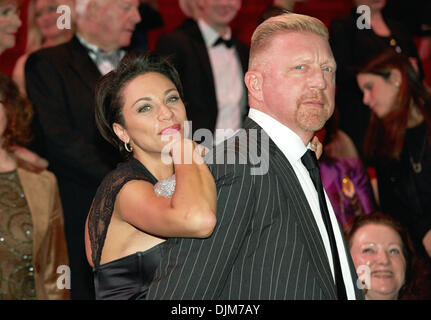 Hamburg, Deutschland. 28. November 2013. Ehemaliger Tennis pro Boris Becker und seine Frau Lilly nach der Premiere von das musical "Phantom der Oper" in Hamburg, Deutschland, 28. November 2013 verlassen. Das Musical ist für zehn Monate nach Hamburg zurückgekehrt. Foto: GEORG WENDT/Dpa/Alamy Live News Stockfoto