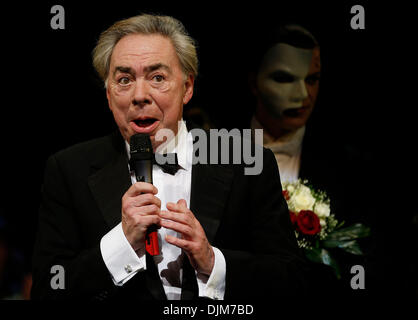 Hamburg, Deutschland. 28. November 2013. Komponisten Andrew Lloyd Webber Dank das Publikum vor der Premiere des musical "Phantom der Oper" in Hamburg, Deutschland, 28. November 2013. Das Musical ist für zehn Monate nach Hamburg zurückgekehrt. Foto: Axel Heimken/Dpa/Alamy Live News Stockfoto