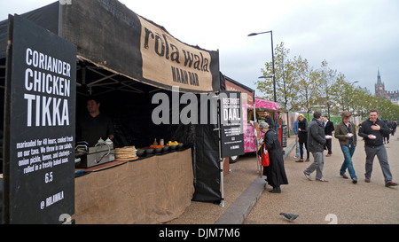 Rola Wala Naan Bar Verkauf Koriander Huhn Tikka & Schild am Essen Streetfood Marktstand Kings Cross London UK KATHY DEWITT Stockfoto