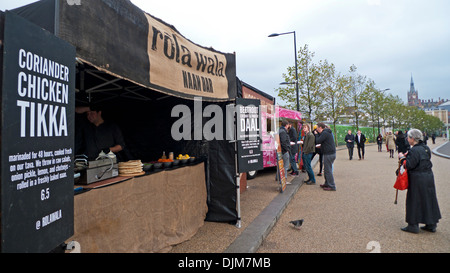 Rola Wala Koriander Huhn Tikka Schild am Essen Streetfood Marktstand auf des Königs Boulevard Kings Cross London UK KATHY DEWITT Stockfoto