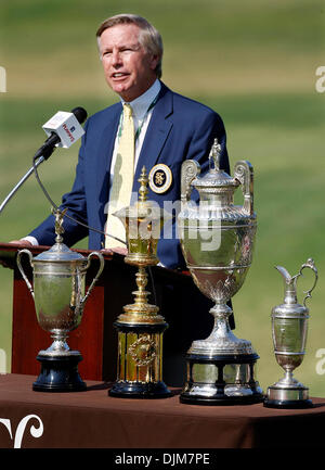 23. September 2010 - Atlanta, USA - 100923 Atlanta - zum 80. Jahrestag der Bobby Jones '' Grand Slam'' Jahr steht East Lake Golf Club Vorsitzender Rob Johnston hinter Repliken von Jones 4 großen Trophäen, Fans und Gönner zum Start der Tour Championship in Atlanta auf Donnerstag, 23. September 2010 begrüßen zu dürfen.        Curtis Compton ccompton@ajc.com. (Kredit-Bild: © Curtis Compton/der Stockfoto