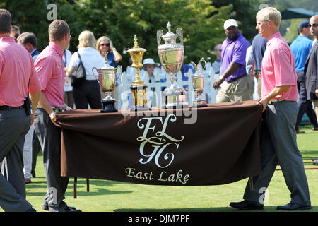 23. September 2010 - Atlanta, USA - 100923 Atlanta - zum 80. Jahrestag der Bobby Jones "Grand Slam" werden die Replikate von seinen 4 großen Trophäen über den ersten Abschlag für die zeremonielle Start der Tour Championship im East Lake Golf Club in Atlanta am Donnerstag, 23. September 2010 verschoben.        Curtis Compton ccompton@ajc.com. (Kredit-Bild: © Curtis Compton/Atlanta Journal "const" Stockfoto