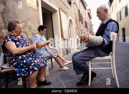 Alltag, Dorf Asciano, Kreta Senesi, Siena, Toskana, Italien, Europa Stockfoto