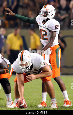 23. September 2010 - Pittsburgh, Pennsylvania, Vereinigte Staaten von Amerika - 23. September 2010: Miami QB Jacory Harris (#12) ruft Anpassungen gegen die Pittsburgh Verteidigung in der 2. Hälfte Actionat Heinz Field in Pittsburgh, Pennsylvania. Miami schlägt Pittsburgh 31-3. (Kredit-Bild: © Paul Lindenfelser/Southcreek Global/ZUMApress.com) Stockfoto