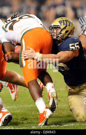 23. September 2010 - Pittsburgh, Pennsylvania, Vereinigte Staaten von Amerika - 23. September 2010: Pittsburgh Panther LB Max Grüder (#55) befasst sich Miami RB Damien Berry (#20) für einen kurzen Gewinn bei Heinz Field in Pittsburgh, Pennsylvania. Miami schlägt Pittsburgh 31-3. (Kredit-Bild: © Paul Lindenfelser/Southcreek Global/ZUMApress.com) Stockfoto