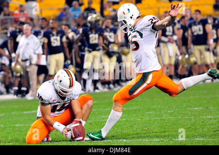 23. September 2010 - Pittsburgh, Pennsylvania, Vereinigte Staaten von Amerika - 23. September 2010: Miami K Matt Bosher (#25) tritt der Extrapunkt nach einem späten Miami TD um die Gäste 31-3 bei Heinz Field in Pittsburgh, Pennsylvania. Miami schlägt Pittsburgh 31-3. (Kredit-Bild: © Paul Lindenfelser/Southcreek Global/ZUMApress.com) Stockfoto