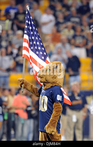 23. September 2010 - Pittsburgh, Pennsylvania, Vereinigte Staaten von Amerika - 23. September 2010: Pittsburgh Panther Maskottchen (Roc) hält eine US-Flagge vor dem Spiel bei Heinz Field in Pittsburgh, Pennsylvania. Miami schlägt Pittsburgh 31-3. (Kredit-Bild: © Paul Lindenfelser/Southcreek Global/ZUMApress.com) Stockfoto