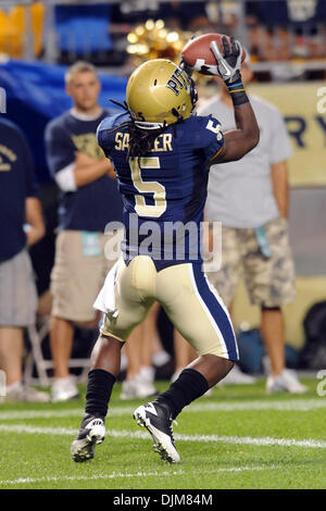 23. September 2010 - Pittsburgh, Pennsylvania, Vereinigte Staaten von Amerika - 23. September 2010: Pittsburgh Panther KR Cameron Saddler (#5) Felder einen Punt im frühen 3. Quartal bei Heinz Field in Pittsburgh, Pennsylvania. Miami schlägt Pittsburgh 31-3. (Kredit-Bild: © Paul Lindenfelser/Southcreek Global/ZUMApress.com) Stockfoto