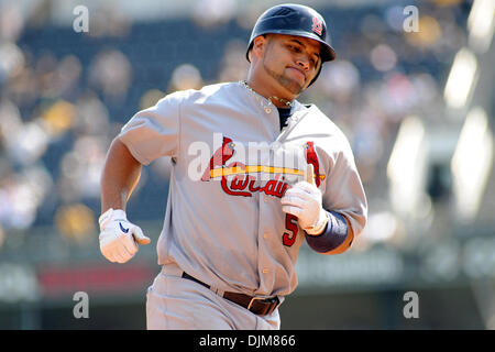 23. September 2010 - Pittsburgh, Pennsylvania, USA - St. Louis Cardinals erster Basisspieler ALBERT PUJOLS (5) runden dritten Base nach der Kollision mit seinem zweiten Homerun des Tages im sechsten Inning, als die Piraten übernehmen die Kardinäle im PNC Park. Piraten verloren, die Kardinäle 9-2. (Kredit-Bild: © Dean Beattie/Southcreek Global/ZUMApress.com) Stockfoto