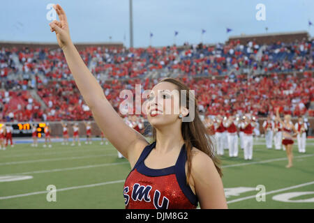 24. September 2010 - Dallas, Texas, Vereinigte Staaten von Amerika - SMU Cheerleader vor Spielbeginn als #4 TCU Horned Frogs wegziehen im 4. Quartal um die SMU Mustangs zu besiegen, 41-24 gewinnen Iron Skillet im Spiel im Gerald J. Ford Stadium in Dallas, Texas. (Kredit-Bild: © Steven Leija/Southcreek Global/ZUMApress.com) Stockfoto