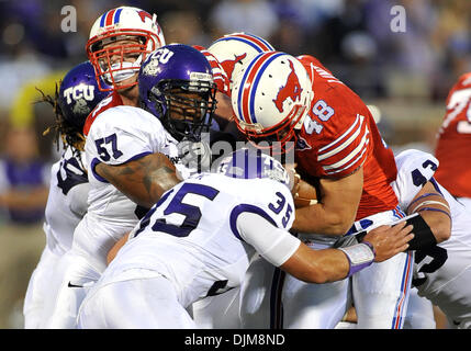 24. September 2010 - Dallas, TX, USA - 24. September 2010: TCU Horned Frogs Linebacker Tanner Brock (35) und TCU Horned Frogs defensive Tackle Cory Grant (57) befasst sich Southern Methodist Mustangs zurück Zach Line (48) während des Spiels der Texas Christian University gehörnte Frösche und die Southern Methodist University Mustangs Gerald J. Ford Stadion laufen. TCU führt die erste Halbzeit 14-10. ( Stockfoto