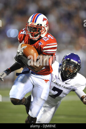 24. September 2010 - Dallas, TX, USA - 24. September 2010: Southern Methodist Mustangs Wide Receiver Aldrick Robinson (24) erhält einen Touchdown während des Spiels der Texas Christian University gehörnte Frösche und die Southern Methodist University Mustangs Gerald J. Ford Stadium. TCU führt die erste Halbzeit 14-10. (Kredit-Bild: © Patrick Grün/Southcreek Global/ZUMApress.com) Stockfoto