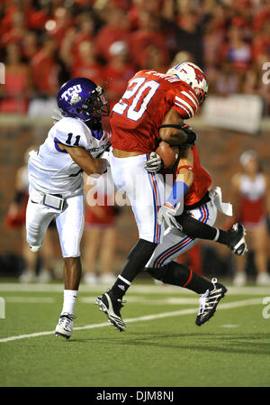 24. September 2010 - Dallas, TX, USA - 24. September 2010: Southern Methodist Mustangs Cornerback Ryan Smith (20) den Ball von TCU Horned Frogs Wide Receiver Skye Dawson (11) während des Spiels der Texas Christian University gehörnte Frösche und die Southern Methodist University Mustangs Gerald J. Ford Stadium abzufangen. TCU führt die erste Halbzeit 14-10. (Kredit-Bild: © Patrick Grün/Southcr Stockfoto