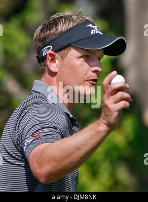 25. September 2010 - Atlanta, USA - 100925 Atlanta - Luke Donald birdies das 2. Loch 9 gehen-unter Par für die frühe Führung in der 3. Runde der The Tour Championship im East Lake Golf Club in Atlanta auf Samstag, 25. September 2010.        Curtis Compton ccompton@ajc.com. (Kredit-Bild: © Curtis Compton/Atlanta Journal Constitution/ZUMApress.com) Stockfoto