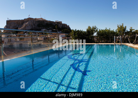 Das Gestein auf die Akropolis und Plaka, auch bekannt als die "Nachbarschaft der Götter" ist der älteste Stadtteil von Athen. Das historische Zentrum von Athen von Hotel Dächern. Stockfoto