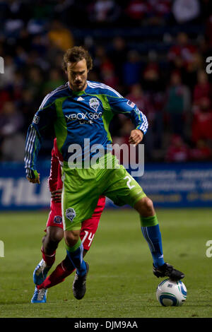 25. September 2010 - Bridgeview, Illinois, Vereinigte Staaten von Amerika - Seattle Sounders vorwärts Roger Levesque (#24) spielt den Ball in die MLS-Spiel zwischen den Chicago Fire und die Seattle Sounders im Toyota Park in Bridgeview, Illinois. Die Seattle Sounders besiegte die Chicago Fire 1-0. (Kredit-Bild: © Geoffrey Siehr/Southcreek Global/ZUMApress.com) Stockfoto