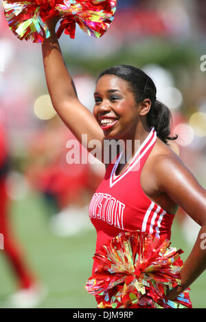 25. September 2010 - Houston, Texas, Staaten Vereinigte von Amerika - UH Cheerleader Motiivates der Masse. Die University of Houston Cougars besiegte die Universität Tulane Green Wave 54 - 24 im Robertson Stadium in Houston, Texas. (Kredit-Bild: © Luis Leyva/Southcreek Global/ZUMApress.com) Stockfoto