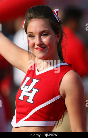 25. September 2010 - Houston, Texas, Staaten Vereinigte von Amerika - UH Cheerleader Motiivates der Masse. Die University of Houston Cougars besiegte die Universität Tulane Green Wave 54 - 24 im Robertson Stadium in Houston, Texas. (Kredit-Bild: © Luis Leyva/Southcreek Global/ZUMApress.com) Stockfoto