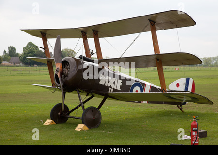 Doppeldecker Sopwith Dreidecker bei einem Shuttleworth Collection Air in Old Warden Flugplatz Bedfordshire anzeigen Stockfoto