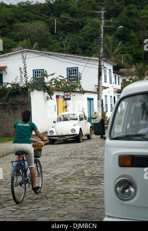 Brasilianische baute Volkswagen Fusca (VW Käfer) und Volkswagen Bus T1.5 parkten in der alten Kolonialstadt Paraty, Brasilien. Stockfoto