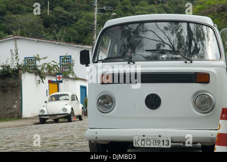 Brasilianische baute Volkswagen Bus T1.5 und Volkswagen Fusca (VW Käfer). Paraty, Espirito Santo, Brasilien. Stockfoto