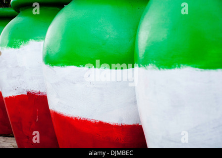 Großen Urnen in italienischen Farben grün, weiß und rot lackiert Stockfoto