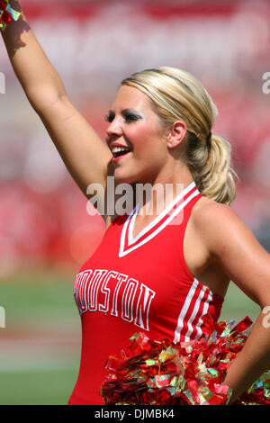 25. September 2010 - Houston, Texas, Staaten Vereinigte von Amerika - UH Cheerleader Motiivates der Masse. Die University of Houston Cougars besiegte die Universität Tulane Green Wave 54 - 24 im Robertson Stadium in Houston, Texas. (Kredit-Bild: © Luis Leyva/Southcreek Global/ZUMApress.com) Stockfoto