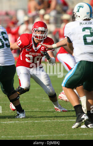 25. September 2010 - Houston, Texas, Vereinigte Staaten von Amerika - University of Houston LB Matt Nicholson (30) liest den Quarterback. Die University of Houston Cougars besiegte die Universität Tulane Green Wave 42 - 23 im Robertson Stadium in Houston, Texas. (Kredit-Bild: © Luis Leyva/Southcreek Global/ZUMApress.com) Stockfoto