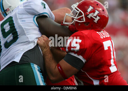 25. September 2010 - Houston, Texas, Vereinigte Staaten von Amerika - University of Houston DL Jordan Paprika (75) schützt den Quarterback. Die University of Houston Cougars besiegte die Universität Tulane Green Wave 42 - 23 im Robertson Stadium in Houston, Texas. (Kredit-Bild: © Luis Leyva/Southcreek Global/ZUMApress.com) Stockfoto