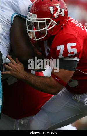 25. September 2010 - Houston, Texas, Vereinigte Staaten von Amerika - University of Houston DL Jordan Paprika (75) schützt den Quarterback. Die University of Houston Cougars besiegte die Universität Tulane Green Wave 42 - 23 im Robertson Stadium in Houston, Texas. (Kredit-Bild: © Luis Leyva/Southcreek Global/ZUMApress.com) Stockfoto