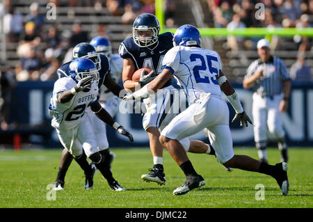 25. September 2010 sieht - East Hartford, Connecticut, Vereinigte Staaten von Amerika - Connecticut TB Robbie Frey (44), die Buffalo-Verteidiger DB Domonic Cook (25) und DB Sherrod Lott (22) aufgeteilt. Frey würde später in der Flucht fummeln aber UConn Besitz behalten würde. UConn besiegte Buffalo 45 21 bei Rentschler Field. (Kredit-Bild: © Geoff Bolte/Southcreek Global/ZUMApress.com) Stockfoto