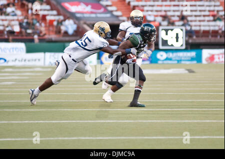 25. September 2010 - Honolulu, Hawaii, Vereinigte Staaten von Amerika - A Hawaii Krieger versucht von Charleston Southern Buccaneer Spieler während der 1. Hälfte Aktion befreien.  Hawaii Krieger besiegt die Charleston Southern Buccaneers 66-7 in einem Spiel gespielt im Aloha Stadium in Honolulu, Hawaii. (Kredit-Bild: © Greg Honda/Southcreek Global/ZUMApress.com) Stockfoto