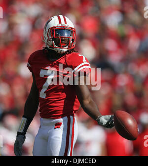 25. September 2010 - Madison, Wisconsin, Vereinigte Staaten von Amerika - Wisconsin Badgers Cornerback Aaron Henry (7) spiegeln den Fußball an einen Beamten. Wisconsin Badgers besiegte Austin Peay Governors 70 - 3 im Camp Randall Stadium. (Kredit-Bild: © John Fisher/Southcreek Global/ZUMApress.com) Stockfoto