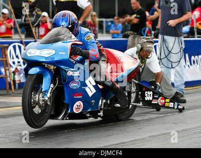 25. September 2010 macht - Ennis, Texas, Vereinigte Staaten von Amerika - James Underdahl eine Qualifikation bei den O'Reilly Fall Nationals in Texas Motorplex in Ennis / Texas statt. (Kredit-Bild: © Dan Wozniak/Southcreek Global/ZUMApress.com) Stockfoto