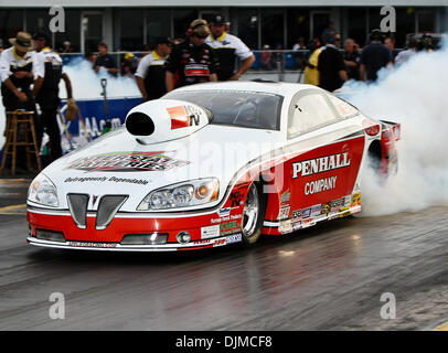 25. September 2010 macht - Ennis, Texas, Vereinigte Staaten von Amerika - Mike Edwards eine Qualifikation bei den O'Reilly Fall Nationals in Texas Motorplex in Ennis / Texas statt. (Kredit-Bild: © Dan Wozniak/Southcreek Global/ZUMApress.com) Stockfoto