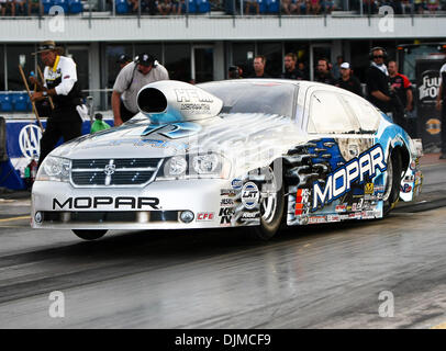 25. September 2010 macht - Ennis, Texas, Vereinigte Staaten von Amerika - Allen Johnson eine Qualifikation bei den O'Reilly Fall Nationals in Texas Motorplex in Ennis / Texas statt. (Kredit-Bild: © Dan Wozniak/Southcreek Global/ZUMApress.com) Stockfoto