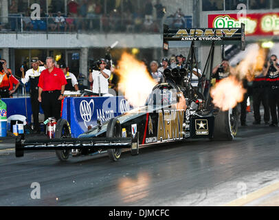 25. September 2010 macht - Ennis, Texas, Vereinigte Staaten von Amerika - Tony Schumacher eine Qualifikation bei den O'Reilly Fall Nationals in Texas Motorplex in Ennis / Texas statt. (Kredit-Bild: © Dan Wozniak/Southcreek Global/ZUMApress.com) Stockfoto