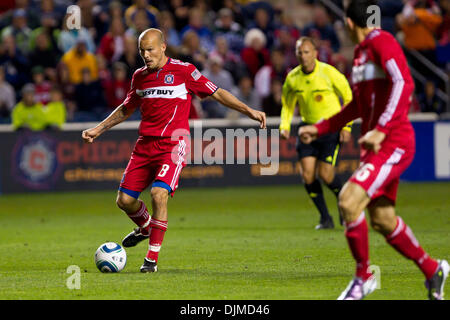 25. September 2010 - Bridgeview, Illinois, Vereinigte Staaten von Amerika - Chicago Fire Mittelfeldspieler Freddie Ljungberg (#8) spielt den Ball nach vorne während die MLS-Spiel zwischen den Chicago Fire und die Seattle Sounders im Toyota Park in Bridgeview, Illinois. Die Seattle Sounders besiegte die Chicago Fire 1-0. (Kredit-Bild: © Geoffrey Siehr/Southcreek Global/ZUMApress.com) Stockfoto