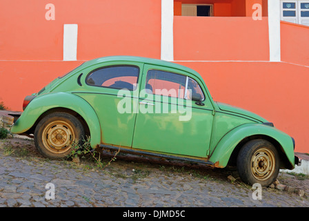 Brasilien, Bahia, Lencois: Alte historische Volkswagen Käfer in einem Lencois gepflasterten Straßen geparkt. Stockfoto