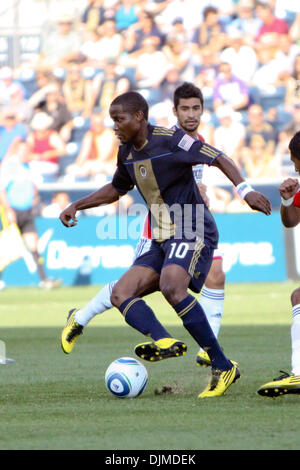 25. September 2010 hält - Chester, Pennsylvania, Vereinigte Staaten von Amerika - Philadelphia Union freuen uns Danny Mwanga (#10) den Ball Weg von Chivas USA während des Spiels im PPL Park in Chester, Pennsylvania. Die Union gewann 3: 0. (Kredit-Bild: © Kate McGovern/Southcreek Global/ZUMApress.com) Stockfoto