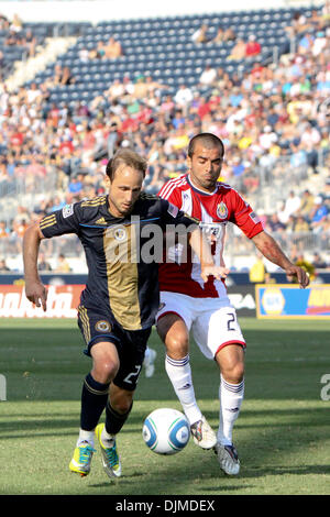 25. September 2010 - Chester, Pennsylvania, Vereinigte Staaten von Amerika - Chivas USA Mittelfeldspieler Rodolfo Espinoza (#24) kämpft Mittelfeldspieler Justin Mapp (#22) während des Spiels im PPL Park in Chester, Pennsylvania. Die Union gewann 3: 0. (Kredit-Bild: © Kate McGovern/Southcreek Global/ZUMApress.com) Stockfoto