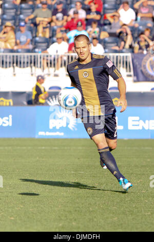 25. September 2010 - Chester, Pennsylvania, Vereinigte Staaten von Amerika - Philadelphia Union Verteidiger Jordan Harvey (#2) dribbelt den Ball während des Spiels gegen Chivas USA im PPL Park in Chester, Pennsylvania. Die Union gewann 3: 0. (Kredit-Bild: © Kate McGovern/Southcreek Global/ZUMApress.com) Stockfoto