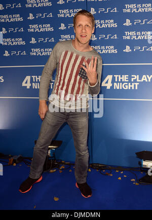 Berlin, Deutschland. 28. November 2013. Schauspieler Oliver Pocher kommt für den Beginn des Verkaufs der Playstation 4 im Sony Center in Berlin, Deutschland, 28. November 2013. Foto: Britta Pedersen/Dpa/Alamy Live News Stockfoto