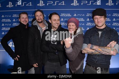 Berlin, Deutschland. 28. November 2013. Die Band Donots kommt für den Beginn des Verkaufs der Playstation 4 im Sony Center in Berlin, Deutschland, 28. November 2013. Foto: Britta Pedersen/Dpa/Alamy Live News Stockfoto