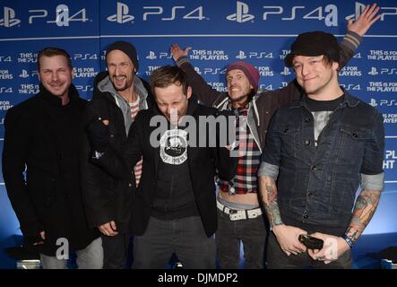 Berlin, Deutschland. 28. November 2013. Die Band Donots kommt für den Beginn des Verkaufs der Playstation 4 im Sony Center in Berlin, Deutschland, 28. November 2013. Foto: Britta Pedersen/Dpa/Alamy Live News Stockfoto