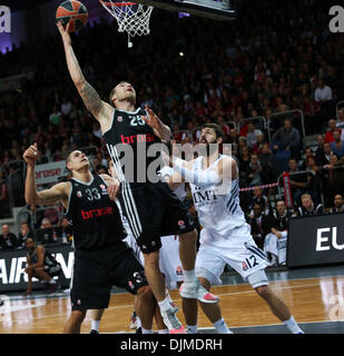 Bamberg, Deutschland. 28. November 2013. Bambergs Anton Hammer (L) springt vorbei Madrids Nikola Mirotic während der EuroLeague Gruppe B Basketball match 7 zwischen Brose Baskets Bamberg und Real Madrid im Brose-Arena in Bamberg, Deutschland, 28. November 2013. Foto: Daniel Loeb/Dpa/Alamy Live News Stockfoto